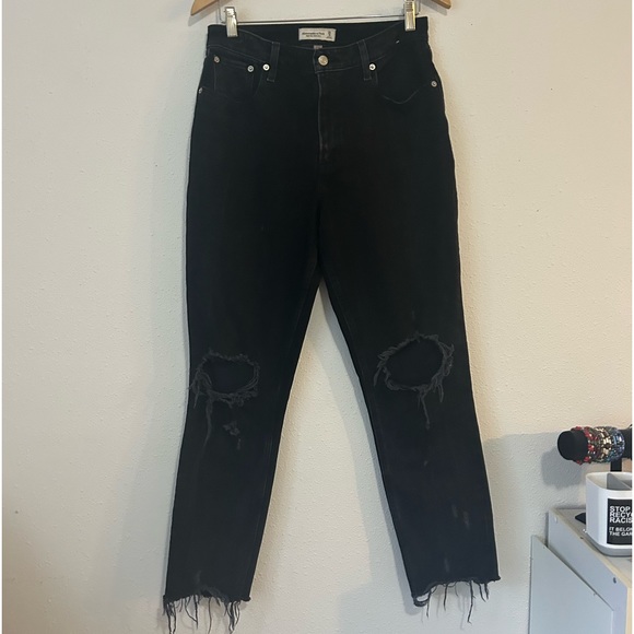 Abercrombie & Fitch Curve Love High Rise Mom Jeans in Black Rip Knee 29/8 Long - Picture 3 of 7